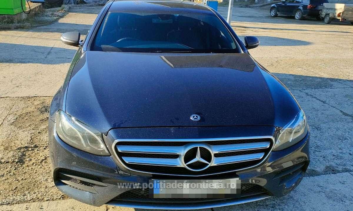 Un Mercedes-Benz furat din Marea Britanie acum două luni a fost găsit ieri în Poienile de sub Munte