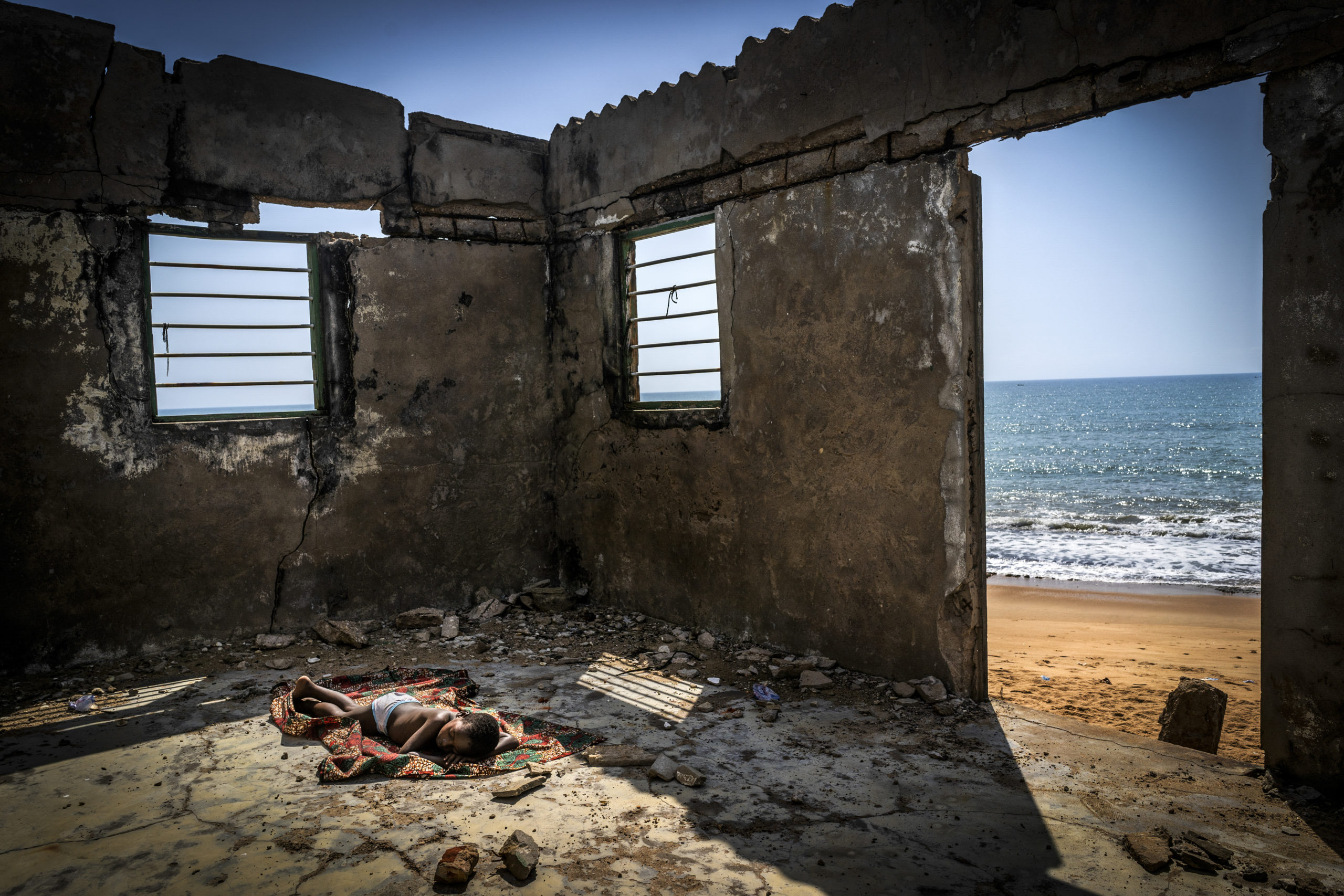 Un copil care doarme într-o casă prăbușită pe o plajă din Africa a impresionat o lume întreagă. Povestea din spatele fotografiei