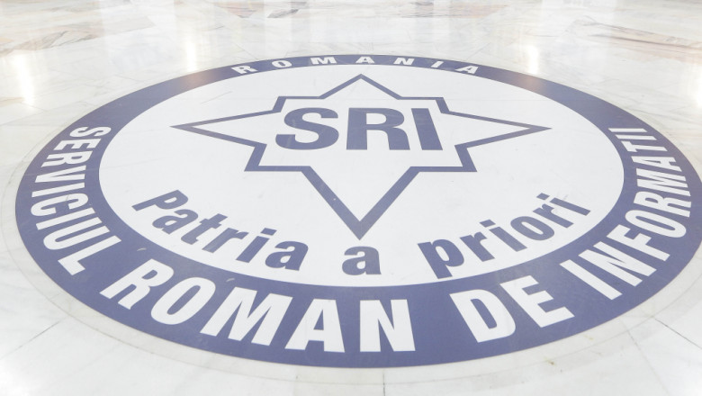 Logoul SRI de la intrarea în instituție.