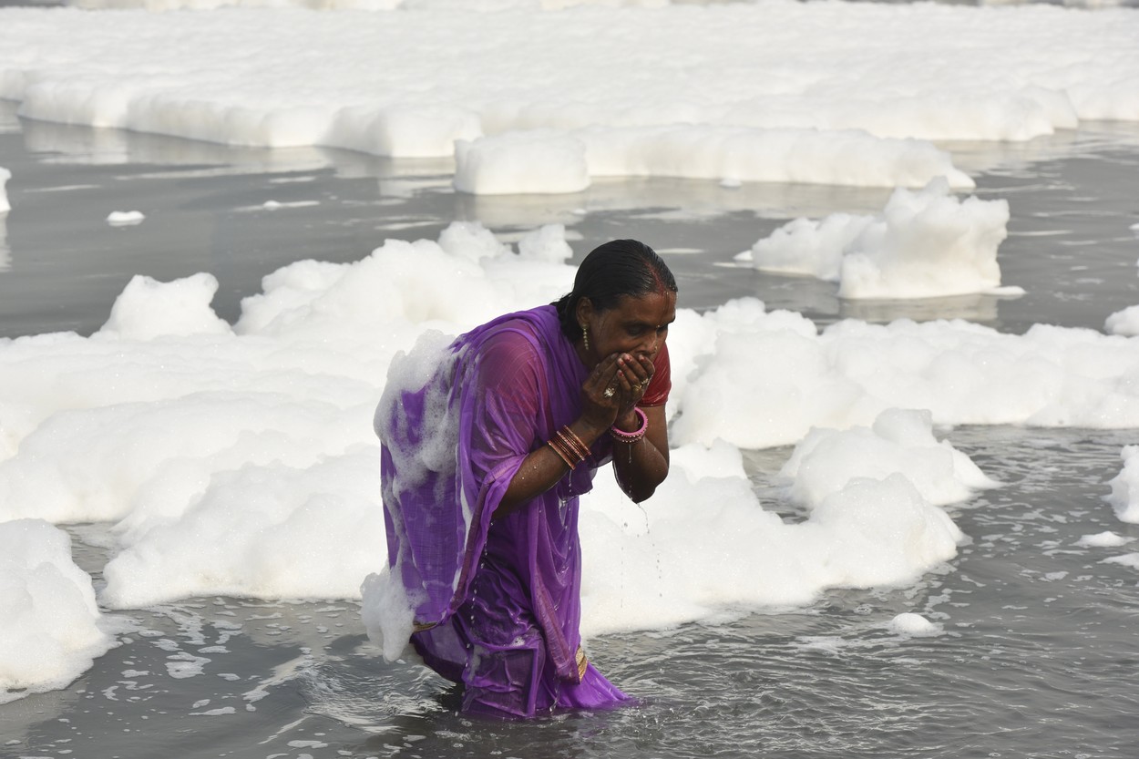 Spuma toxică a acoperit un râu sacru din India FOTO: Profimedia Images