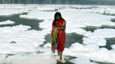 spuma toxica intr-un rau sacru din india