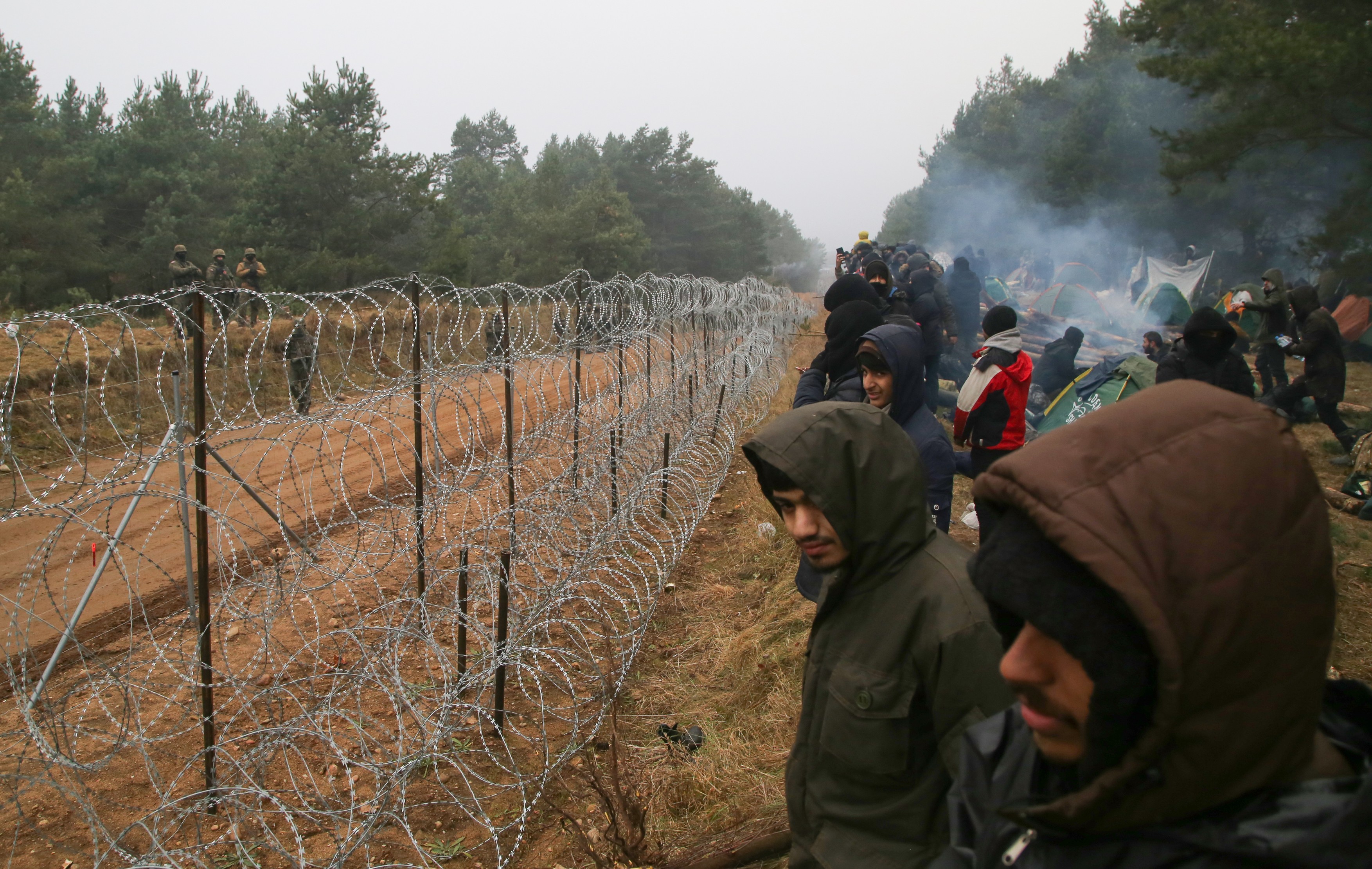 Merkel i-a cerut lui Putin să facă presiuni asupra guvernului de la Minsk ca să se rezolve criza migranţilor de la granița cu Polonia