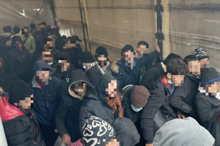 97 migranţi ilegali au fost descoperiți în Ungaria, într-un camion românesc