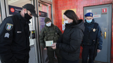Filtru sanitar al polițiștilor ucraineni la intrarea in metroul din Kiev.