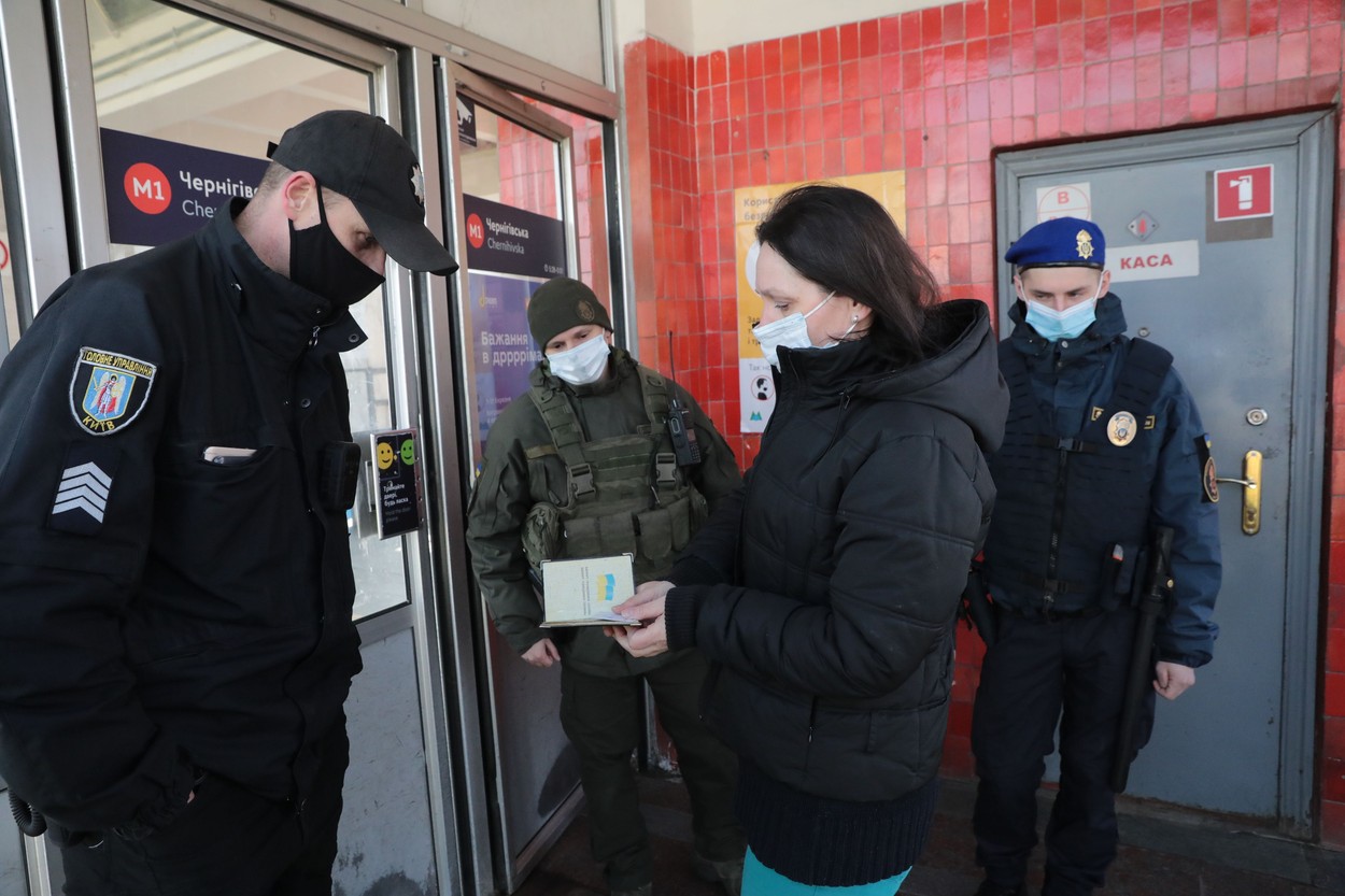 Peste 400 de polițiști ucraineni au fost dați afară pentru că nu s-au vaccinat