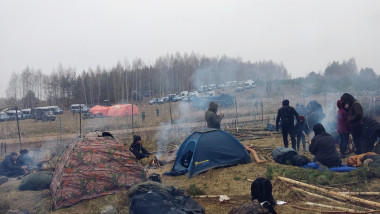 Migranți la frontiera dintre Rusia și Belarus.