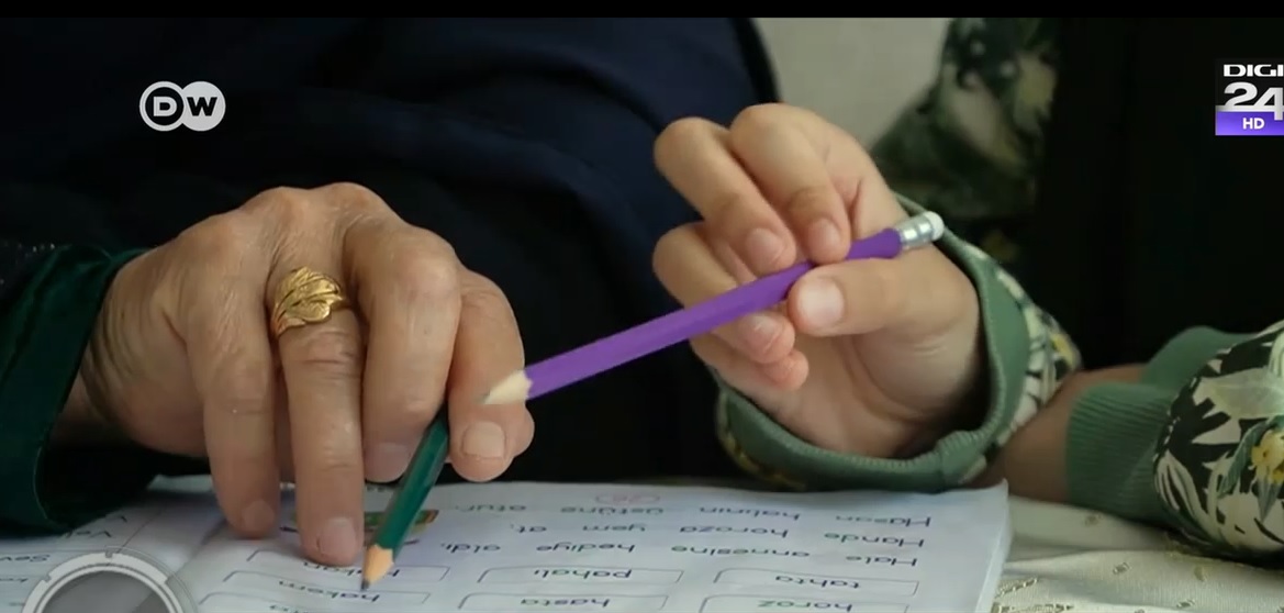 Povestea femeii pe care nepoata a învățat-o să citească și să scrie la 60 de ani