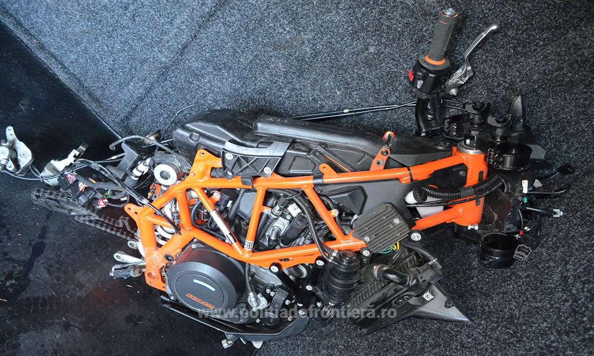 Motociclete BMW și KTM furate din Italia, în valoare de 50.000 de euro, descoperite demontate într-un microbuz care era și el furat