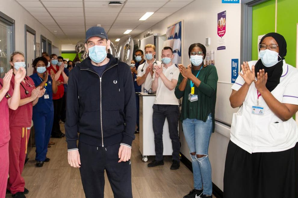 Povestea bărbatului de 40 de ani care a luptat timp de 10 luni în spital cu Covidul. Acum învață din nou să meargă și să vorbească