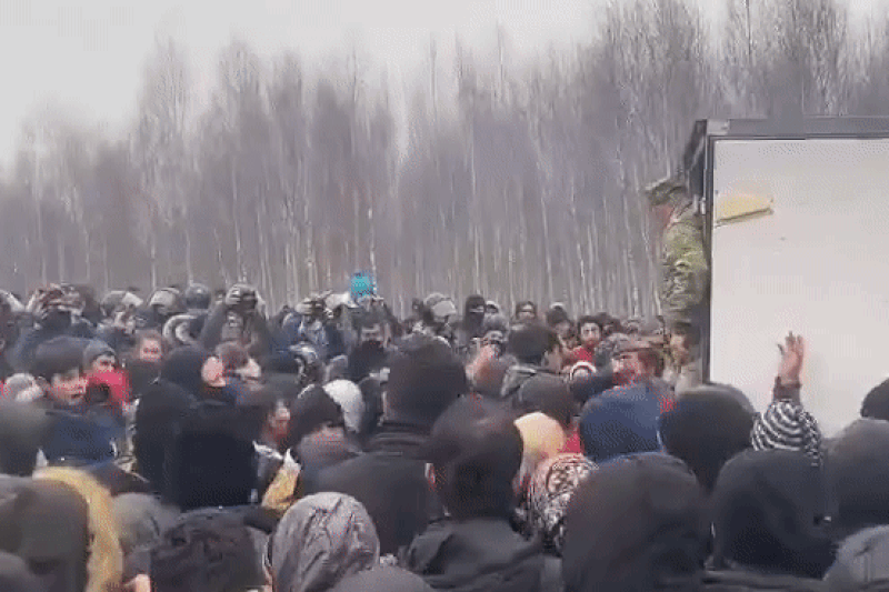 Dezastru umanitar la granița Uniunii Europene. Mii de migranți se luptă pentru o bucată de pâine