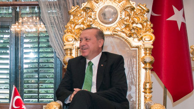 Erdogan stă pe un jilț aurit.