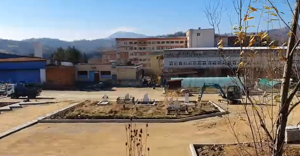 VIDEO. Cum arată parcarea care are în mijloc un mic cimitir. „Are omul acolo locul de veci, restul cu parcarea”