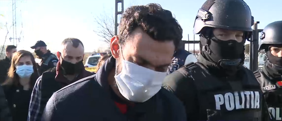 VIDEO. Bărbatul care a ucis-o pe fetița din Arad a izbucnit în lacrimi la reconstituire: „Am iubit-o atât de mult!”