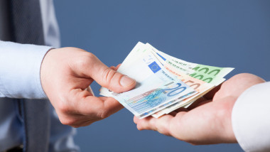 bancnote de euro date dintr-o mana in alta