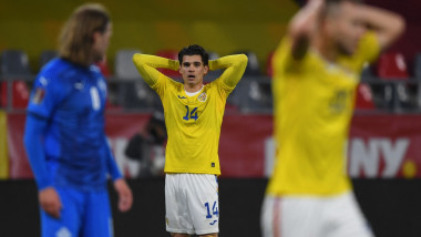 Jucători ai naționalei de fotbal a României se țin cu mâinile de cap
