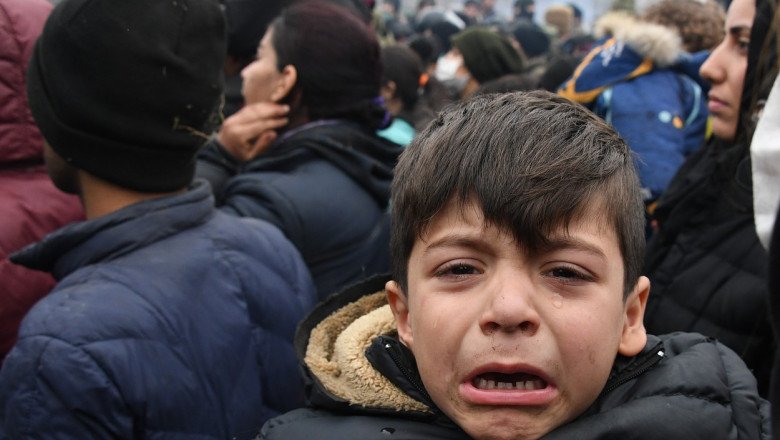 Copil care plânge într-o mulțime