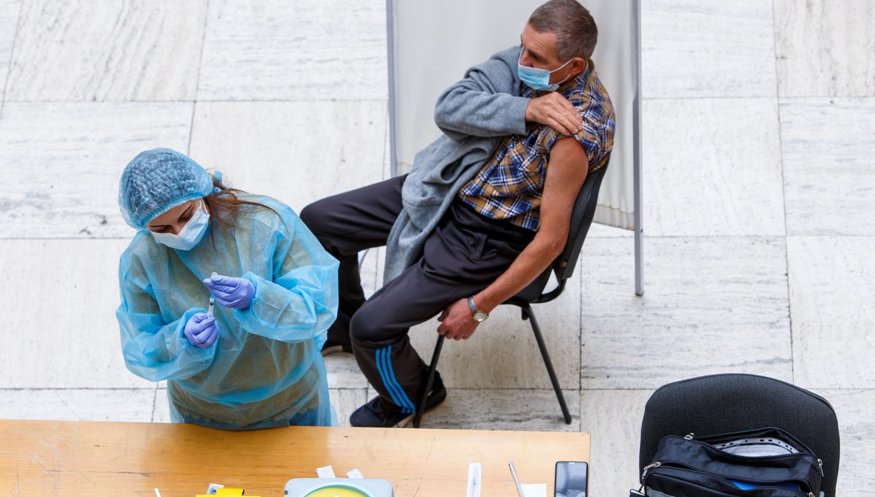 Ucraina va include medicii şi angajaţii municipali în categoriile pentru care vaccinarea anti-COVID este obligatorie