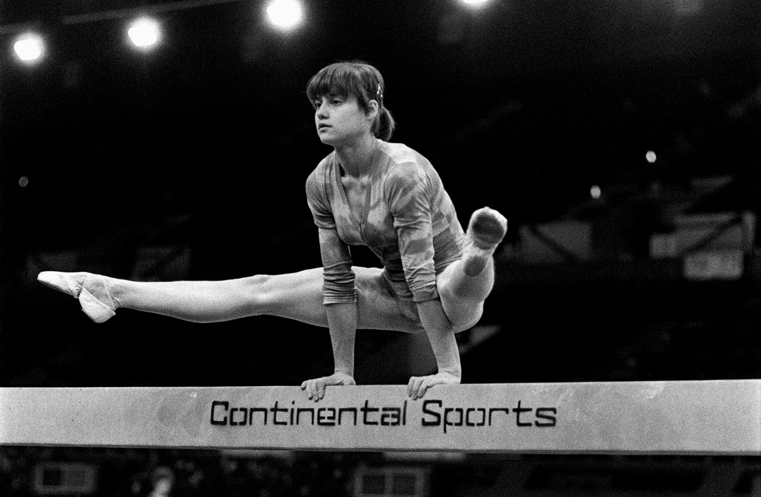 Nadia Comăneci, prima gimnastă care a primit 10 la un concurs internațional, împlinește 60 de ani