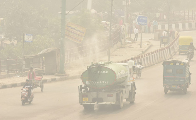 Mașină merge prin smog în New Delhi