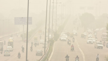 autostradă din New Delhi, cu șoferi care circulă printr-un fum gros