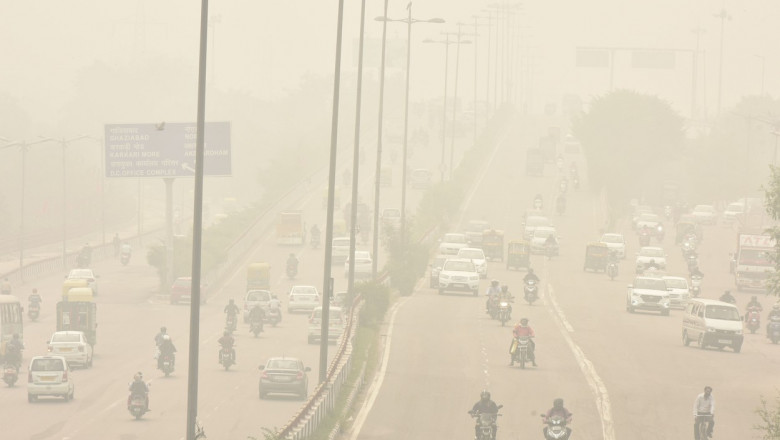autostradă din New Delhi, cu șoferi care circulă printr-un fum gros