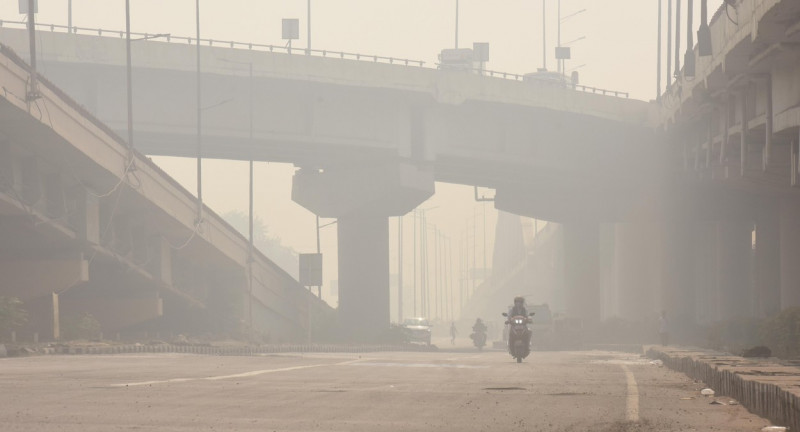 Pod din New Delhi într-o atmosferă poluată