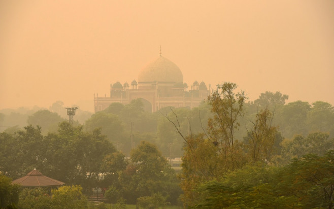 Mormântul împăratului Mogul Humayun, văzut prin smog-ul din New Delhi