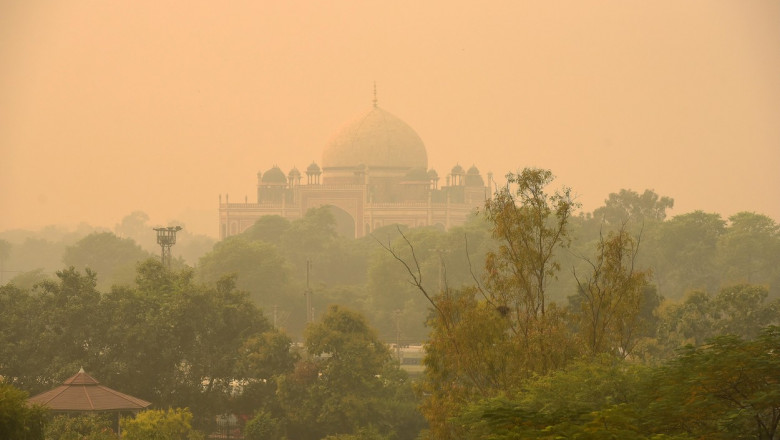 Mormântul împăratului Mogul Humayun, văzut prin smog-ul din New Delhi