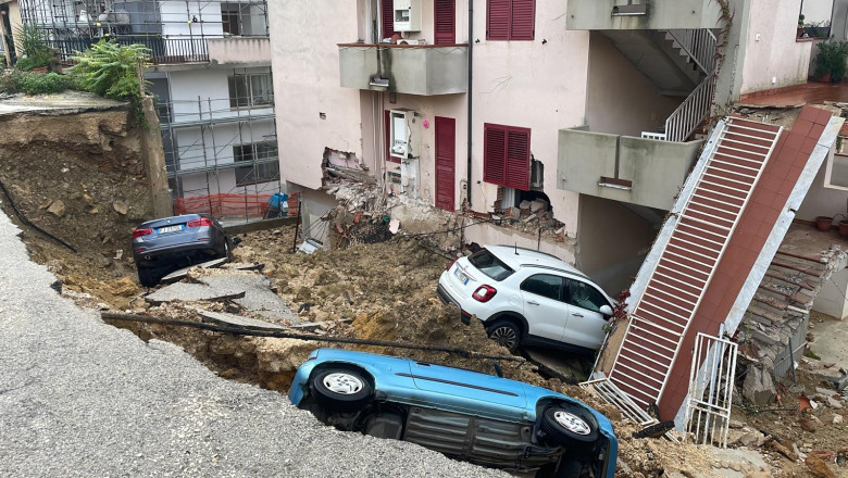 În Sciacca, localitate din sudul Italiei, o stradă din faţa unui bloc s-a surpat şi câteva maşini au fost înghiţite de pământ.