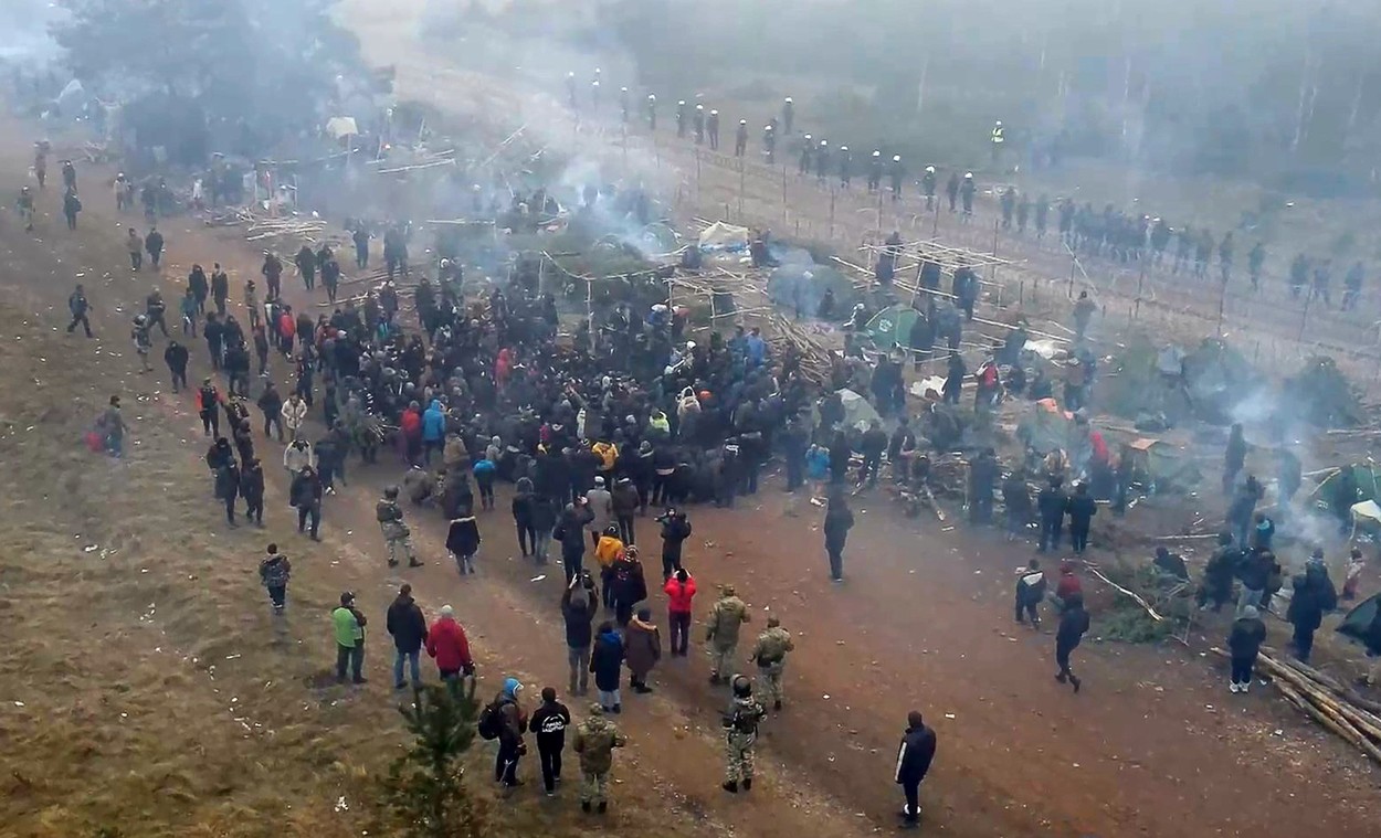 Un polițist polonez a fost rănit grav în ciocnirile forțelor de ordine cu migranții de la granița UE-Belarus