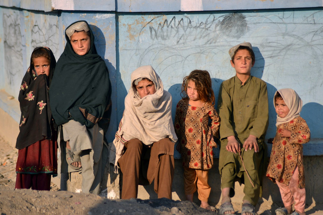 OMS spune că un milion de copii din Afganistan riscă să moară de foame și frig până la sfârșitul anului