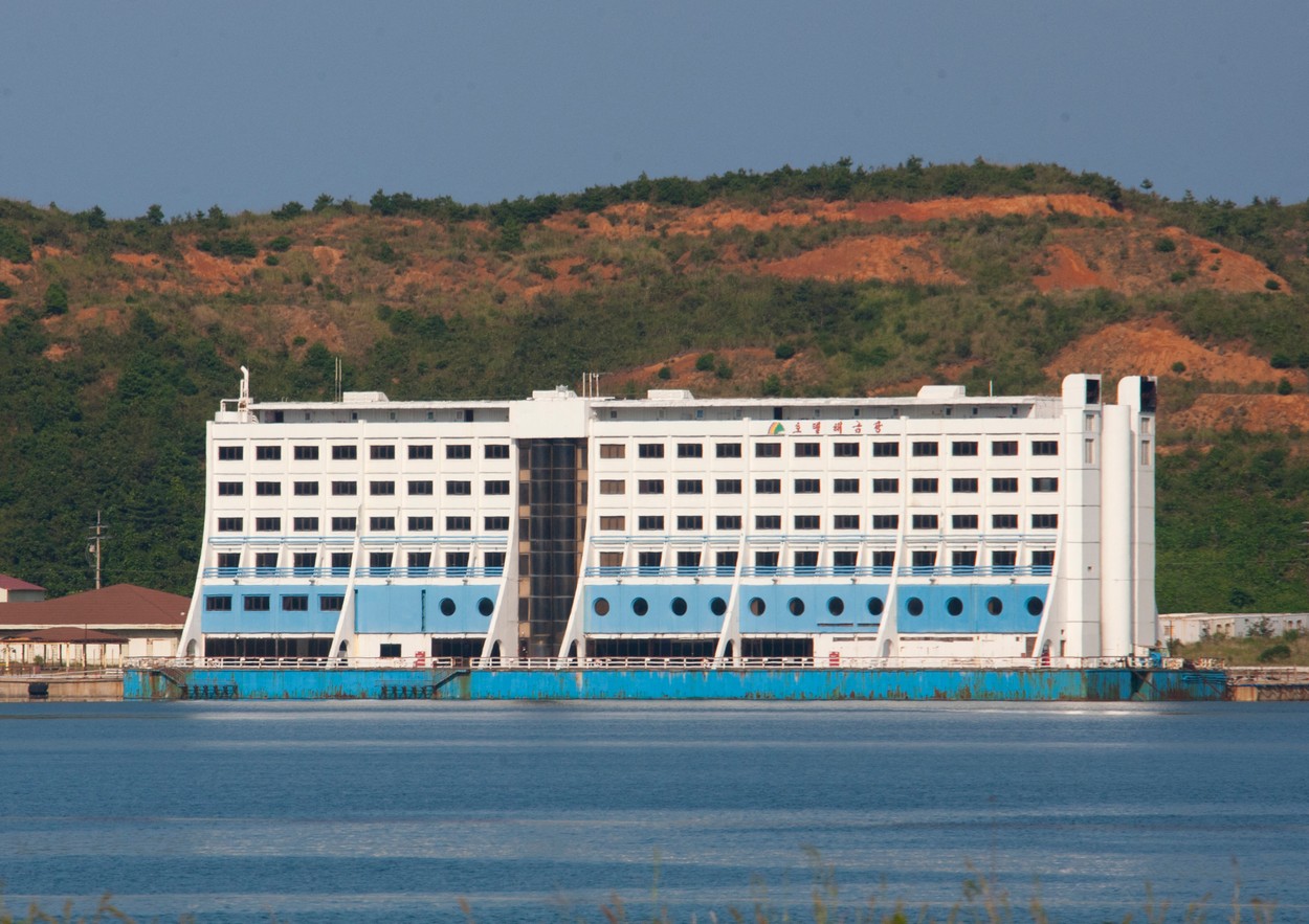 Primul hotel plutitor din lume, inaugurat în Australia în urmă cu 33 de ani, ruginește astăzi într-un port din Coreea de Nord