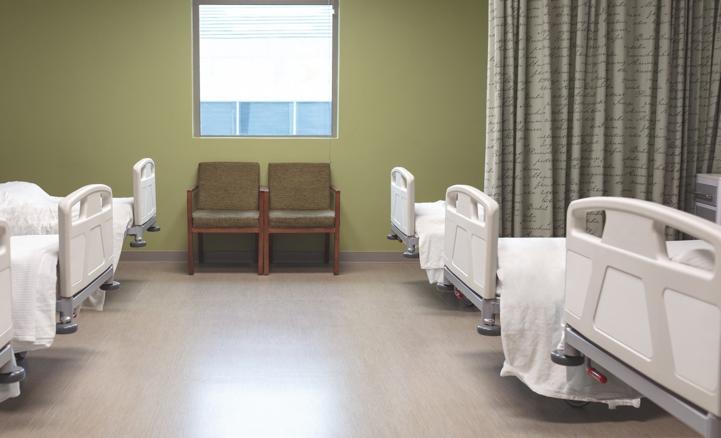 Un pacient internat care a vrut să evadeze cu ajutorul unor cearșafuri înnădite ca să cumpere băutură a căzut și a ajuns la alt spital