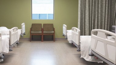 salon de spital cu paturi goale
