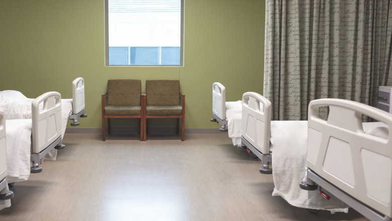 salon de spital cu paturi goale