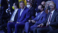 klaus iohannis sta langa florin citu pe scaun si se uita la kelemen hunor