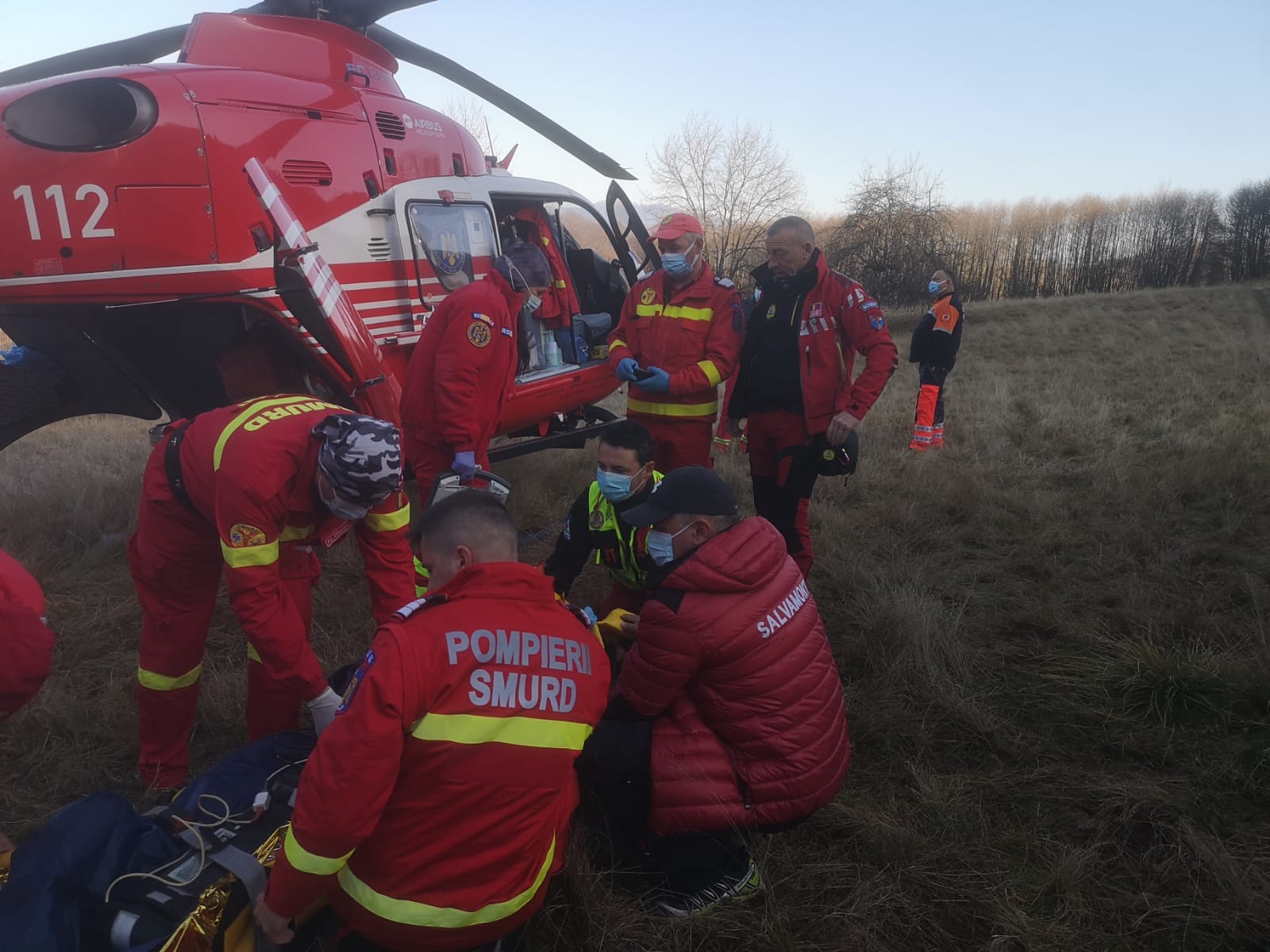 VIDEO. Accident în pădure: Un bărbat a fost rănit grav de propria căruță