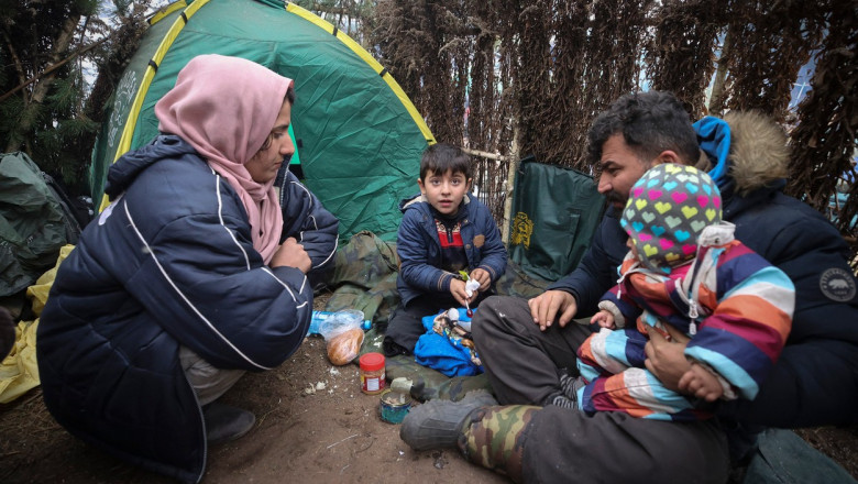 Migranți la granița dintre Polonia și Belarus.