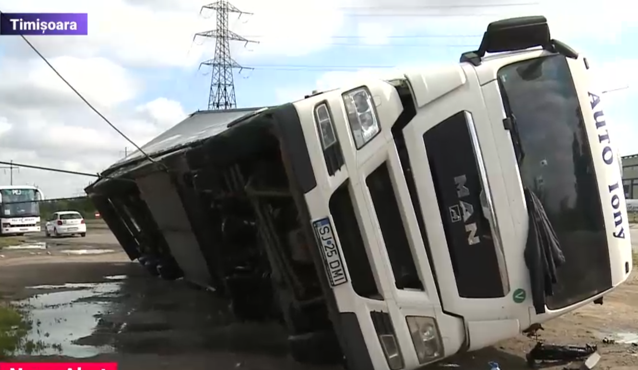 Două camioane au fost răsturnate pe șosea de furtuna din Timiș