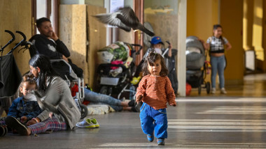 Refugiați romi din Ucraina în gara din Praga