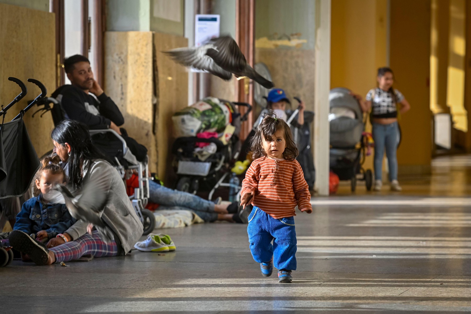 „Nu ne primește nimeni”. Refugiații romi din Ucraina sunt obligați să doarmă în gara din Praga