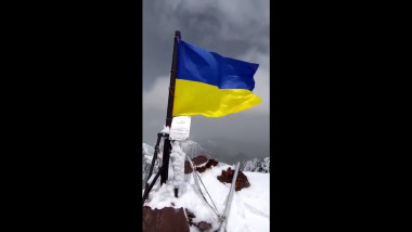 Steag ucrainean pe munte
