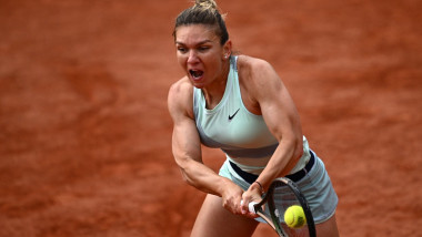 simona halep concentrata sa loveasca mingea