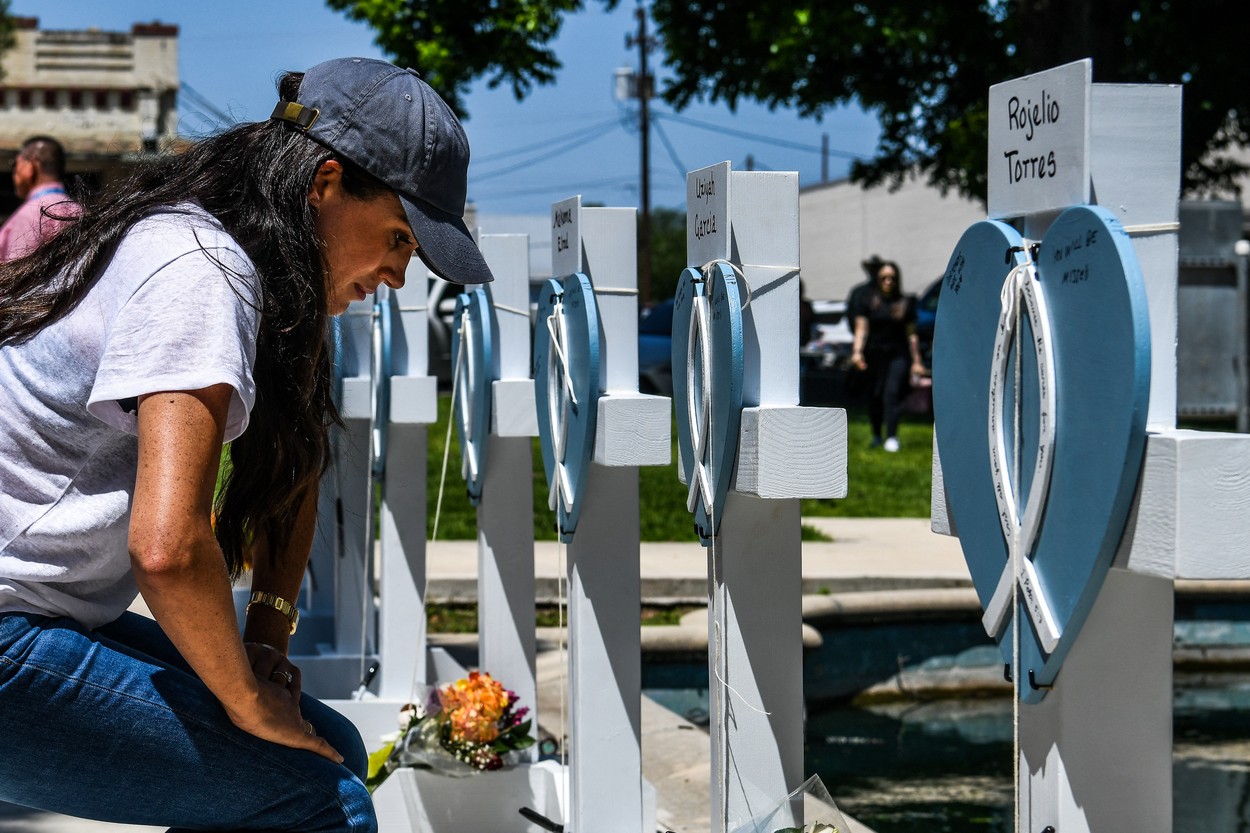 Meghan Markle a mers la locul masacrului din Texas. Cruci albe cu numele celor 19 copii uciși au fost depuse lângă școală