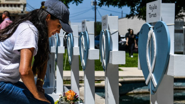 meghan markle depune flori la crucile cu numele victmelor atacului din texas