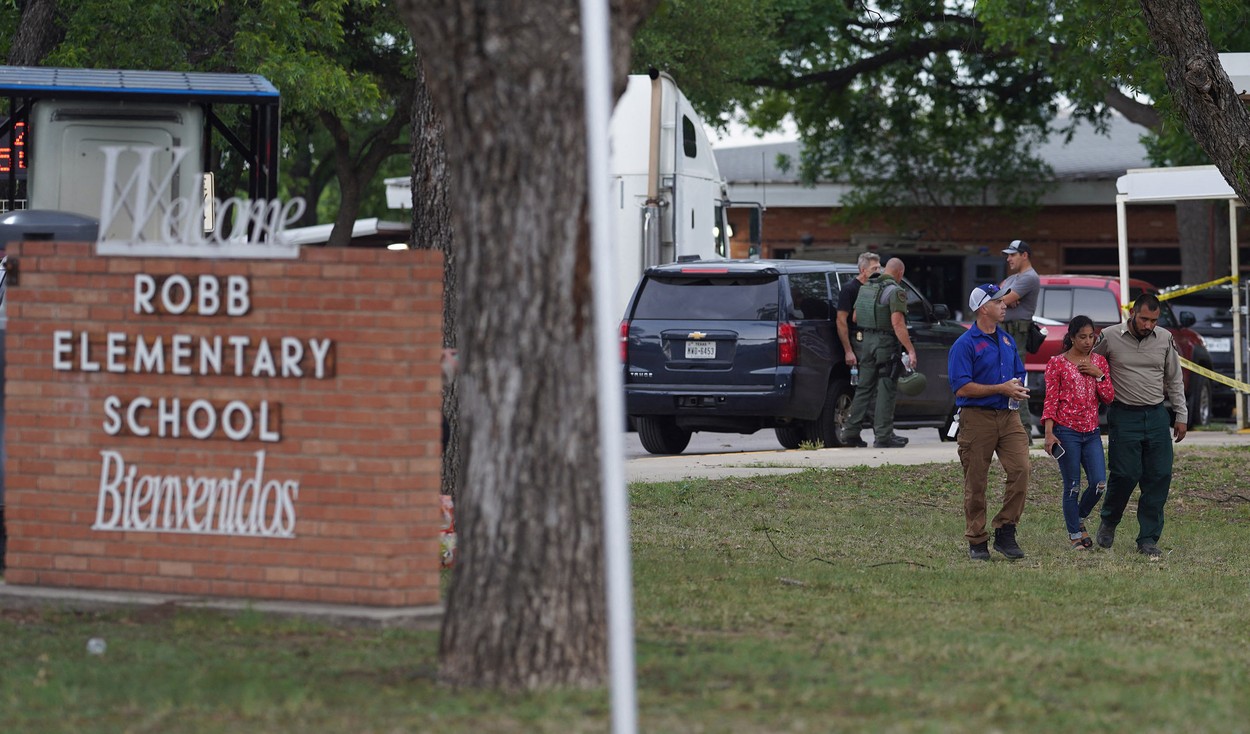 Poliția din Texas ar fi ezitat să intervină, chiar dacă atacatorul era în școală și îi împușca pe copii