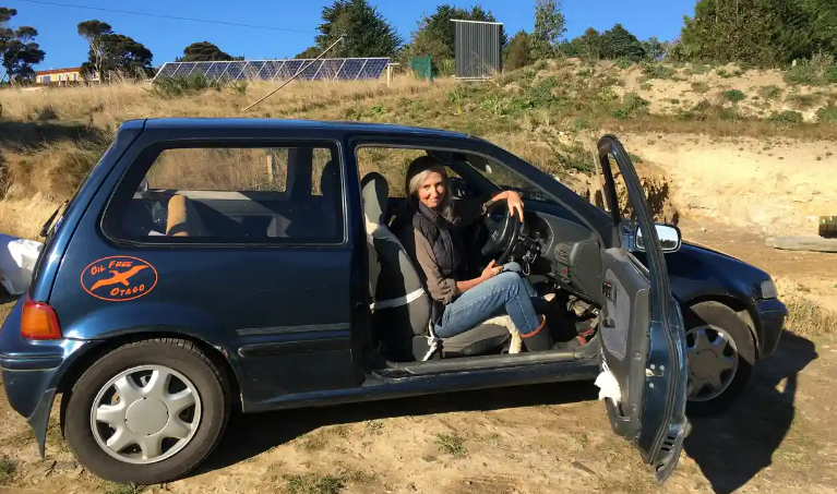 O femeie de 63 de ani și-a construit singură o mașină electrică, fără să aibă cunoștinte de mecanică auto. Cât a costat-o