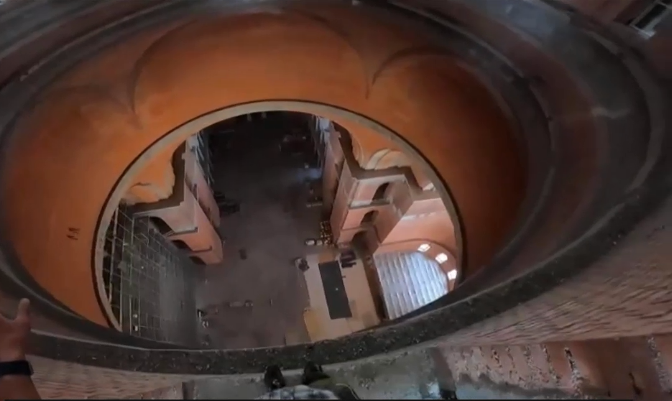 VIDEO. Salt extrem cu parașuta în interiorul Catedralei Neamului. BOR: Un act fraudulos