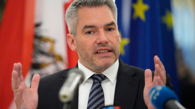 cancelarul austriei karl nehammer face declaratii si gesticuleaza