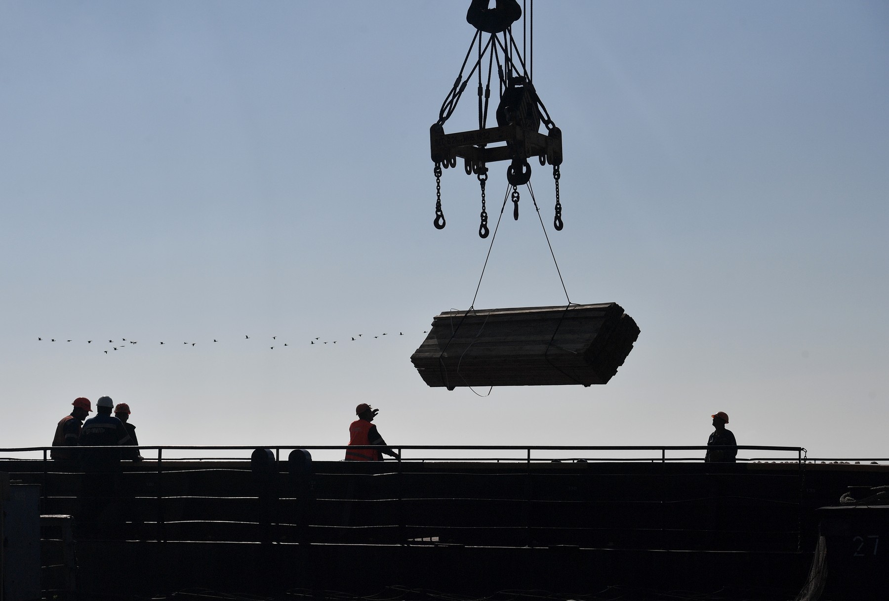 Rușii fură 2.700 de tone de metal din Mariupol cu o navă care va pleca din port